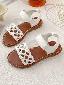1 Pair Of White Woven Sandals Specially Designed For Girls Aged 3 To 12. The Upper Of The Sandals Features Exquisite Weaving Techniques, Presenting A Simple Yet Fashionable Look. The White Upper And Brown Sole Form A Classic Combination, Presenting A Fresh And Natural Look. - Brown - View 3