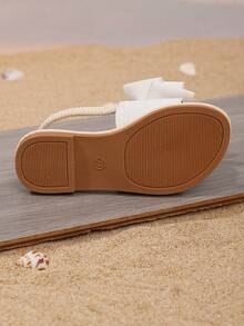 1 par de sandalias planas blancas para niñas y niños pequeños de talla grande con decoración de lazo de malla, cierre elástico de dedo cerrado, cómodas y antideslizantes, sandalias romanas de playa adorables, adecuadas para niñas de 3 a 15 años, nuevos lanzamientos de primavera/verano