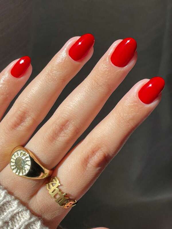 1 set de 28 pièces de faux ongles courts ovales de couleur rouge brillant, ongles acryliques faux de couleur rouge et couleur macaron, contient 1 pièce de colle et 1 pièce de lime à ongles, convient pour l'utilisation quotidienne, le travail, les études et les fêtes pour les femmes et les filles
