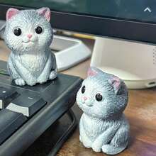 1 pieza, Decoraciones realistas de gatito para patios y jardines. Artesanías de resina de gatito adorable. Adornos decorativos de gatos domésticos para jardines y paisajes. Esculturas de animales únicas y especializadas como artículos para exteriores. Un gato tomando el sol en el césped. Hadas de gatito entre los arbustos de flores. Regalos ideales para inauguración de casa y regalos de cumpleaños para novias.