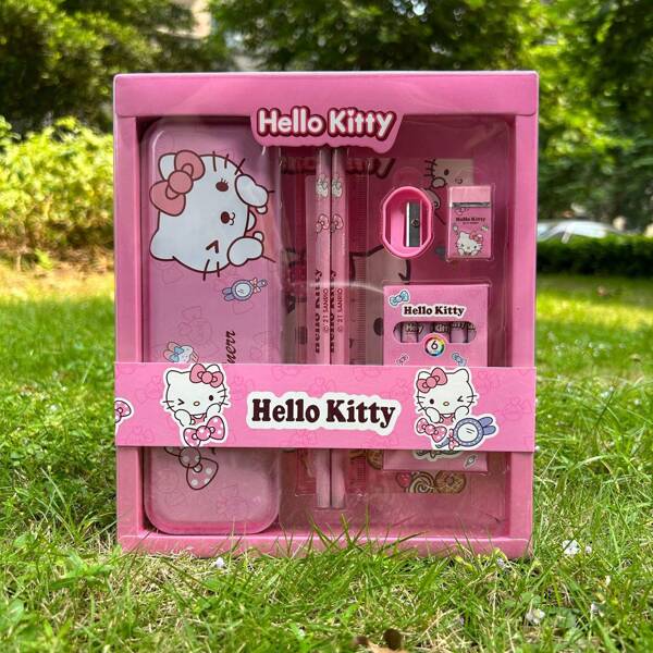 Sanrio [Autorisé] Un ensemble cadeau de papeterie Sanrio pour garçons et filles, fournitures scolaires pour l'école primaire, édition de luxe comprenant 2 crayons, 1 trousse, 1 gomme, 6 crayons de couleur, 1 taille-crayon, cadeau d'anniversaire parfait pour les enfants, emballage de boîte cadeau de haute qualité, fournitures de papeterie, fournitures scolaires