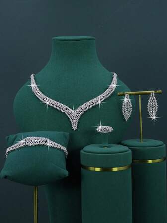 5 st lyxiga smyckeset i kunglig stil, vitguldpläterade, V-formad design, handtag med vita CZ-stenar, inkluderar halsband, armband, örhängen, ring, lämplig för vardagsbruk och bröllopsceremoni, bröllopsdagspresent (levereras i exklusiv gyllene presentask)