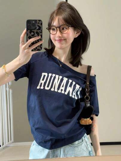 美式复古字母印花设计短袖露肩T恤，女款，新品上市