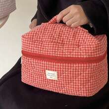 1 pieza Bolsa de cosméticos acolchada a cuadros rojos de gran capacidad, bolsa de maquillaje portátil de moda, bolsa de maquillaje de viaje para niñas, bolsa de almacenamiento multifuncional para lápiz labial, toallas sanitarias, monedas, llaves, pinzas para el cabello, lazos para el cabello, linda bolsa de aseo, organizador de viaje, bolsa de cosméticos, regalo del Día de la Madre, regalo de regreso a la escuela, regalo de Año Nuevo, artículo de viaje esencial, bolsa de útiles escolares de vacaciones/verano, bolsa de viaje para estudiantes, bolsa de cosméticos de viaje para mujeres - Rojo - Ver 22