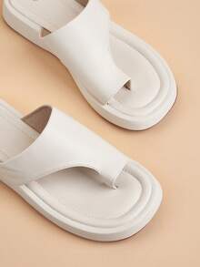 柔软防滑，优质皮革趾环厚底拖鞋，时尚新款，舒适百搭，室内外皆宜，四季皆宜。（注：新款鞋头部位可能略显僵硬，建议在家穿几次，磨合后再出门，减少摩擦） - 純白 - 查看 10