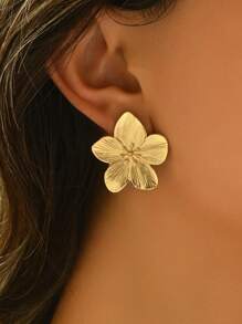 1 Pair Elegant Floral Retro Design Fashionable Earrings For Women