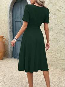 Vestido de verano elegante de manga corta, cuello con forma de corazón y cintura ceñida en estilo retro - Verde Oscuro - Ver 3