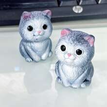 1 pieza, Decoraciones realistas de gatito para patios y jardines. Artesanías de resina de gatito adorable. Adornos decorativos de gatos domésticos para jardines y paisajes. Esculturas de animales únicas y especializadas como artículos para exteriores. Un gato tomando el sol en el césped. Hadas de gatito entre los arbustos de flores. Regalos ideales para inauguración de casa y regalos de cumpleaños para novias.