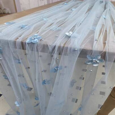 1件蓝色珍珠花瓣装饰婚礼桌布，适用于招待会、新娘送礼会、生日、圣诞节、感恩节、情人节，是新娘甜点展示的理想之选，珍珠薄纱覆盖层