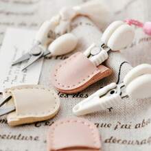 便携式迷你不锈钢剪刀套装，适合旅行和手工制作，配有保护套和流苏装饰，是剪线、布料、纸张、刺绣、编织、钩编、十字绣等的精准工具，也是不可或缺的缝纫配件。 - 彩色 - 查看 7