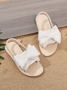 1 par de sandalias planas blancas para niñas y niños pequeños de talla grande con decoración de lazo de malla, cierre elástico de dedo cerrado, cómodas y antideslizantes, sandalias romanas de playa adorables, adecuadas para niñas de 3 a 15 años, nuevos lanzamientos de primavera/verano