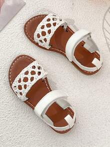 1 Pair Of White Woven Sandals Specially Designed For Girls Aged 3 To 12. The Upper Of The Sandals Features Exquisite Weaving Techniques, Presenting A Simple Yet Fashionable Look. The White Upper And Brown Sole Form A Classic Combination, Presenting A Fresh And Natural Look. - Brown - View 7