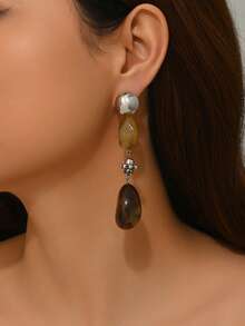 一对优雅夸张性感波西米亚风波浪形仿玉树脂块不对称吊坠耳环，饰以金色贝壳、水滴流苏、桶珠和多色花卉树脂，适合女士在性感派对和节日场合佩戴。树脂块采用多种颜色人工混合而成，由于制造工艺的原因，每块树脂块可能存在模压接缝。 - 彩色 - 查看 4