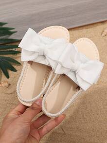 1 par de sandalias planas blancas para niñas y niños pequeños de talla grande con decoración de lazo de malla, cierre elástico de dedo cerrado, cómodas y antideslizantes, sandalias romanas de playa adorables, adecuadas para niñas de 3 a 15 años, nuevos lanzamientos de primavera/verano