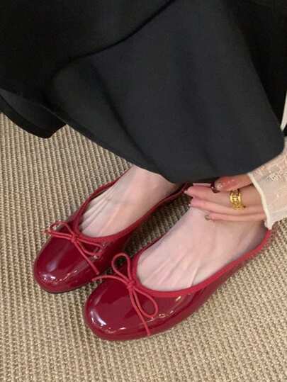 Bailarinas con lazo, rojas y negras, elegantes y graciosas, modelo de moda 2025