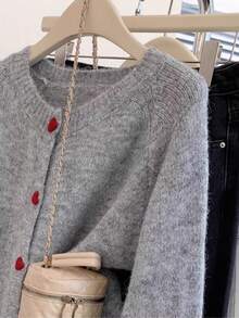 Cárdigan de cuello redondo oversize de mezcla de lana de unicolor con botones en forma de corazón vintage, minimalista y versátil para otoño/invierno - Gris - Ver 3