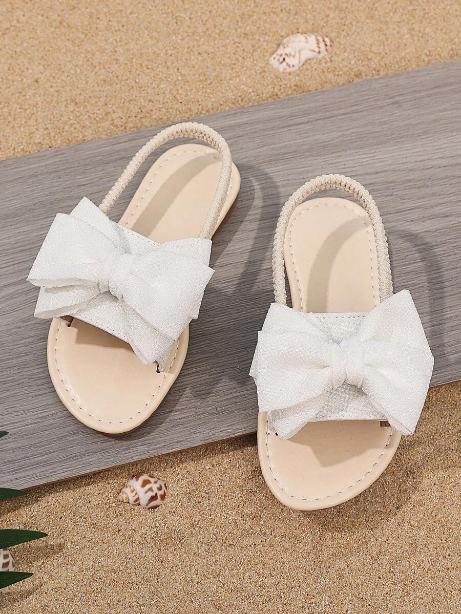 1 par de sandalias planas blancas para niñas y niños pequeños de talla grande con decoración de lazo de malla, cierre elástico de dedo cerrado, cómodas y antideslizantes, sandalias romanas de playa adorables, adecuadas para niñas de 3 a 15 años, nuevos lanzamientos de primavera/verano