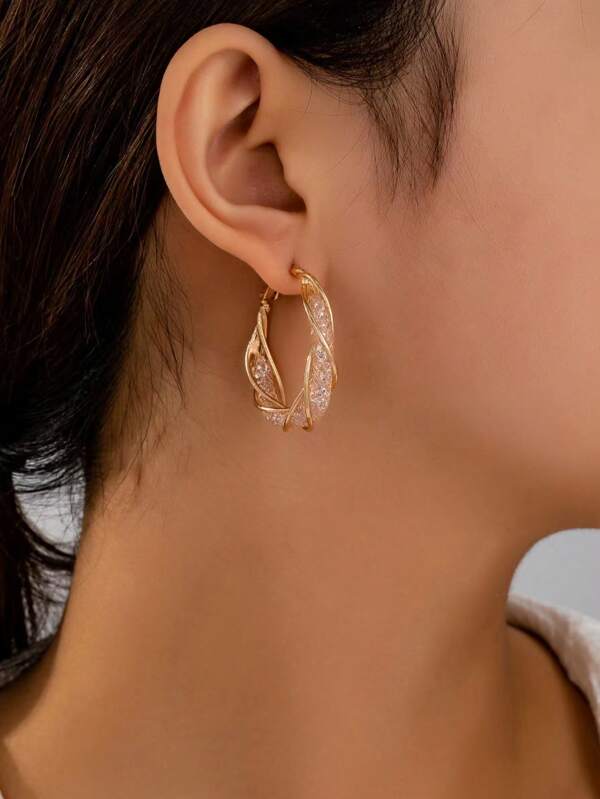 A Pair Of Unique Gold Mesh Crystal Earrings Suitable For Women To Wear At Music Festivals, Daily Events, Beach Parties, Banquets, And Other Venue