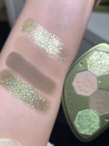 GIRLCULT Paleta de Sombras Girlcult Hallucination 60 Dongchong, História de Cores Inspirada no Inverno, Paleta de Tons Frios, Veludo Matte, Brilho Metálico, Glitter Duocromo, Acabamento Multidimensional, Pigmentos de Alto Impacto, Maquiagem de Festa, Glamour Noturno, Looks Artísticos, 5,2g/0,18oz.