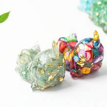 1 件天然水晶雕刻疗愈猫饰品，适合家居装饰水晶礼物或作为口袋装饰的疗愈冥想石，可爱的猫饰品，带有水晶碎石滴胶和上翘尾巴，办公室、家居、客厅的桌面装饰饰品，动物装饰饰品，树脂包裹的天然宝石，尾巴上翘的猫饰品，石头和树脂材料 - 彩色 - 查看 4
