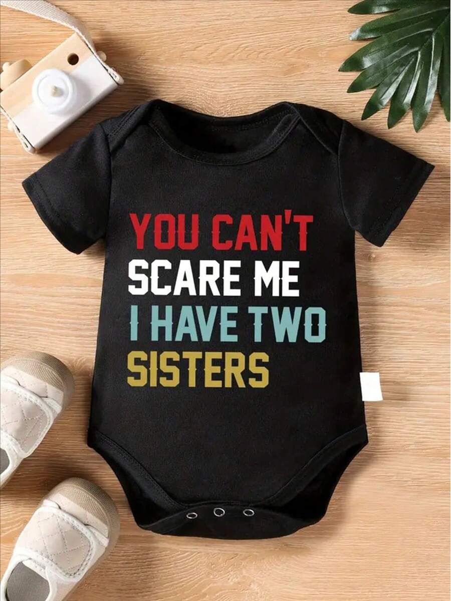 Baby's "You Can't Scare Me I Have Two Sisters" Print Casual Short Sleeve Triangle Bodysuit, Toddler & Infant Boy's Summer Outdoor Clothing - 黑色 - 查看 1