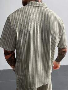 Camisa casual de vacaciones para hombres, adecuada para viajes a la playa, con textura de jacquard de punto de crochet a rayas verticales multicolor en estilo bohemio, de manga corta, para vacaciones casuales en estilo INS - Multicolor - Ver 4