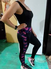 Los mayones son negros con un diseño de manchas moradas y rosas en los laterales, lo que les da un toque moderno y llamativo. Son ajustados y llegan hasta los tobillos, realzando la figura. - Negro rosa - Ver 2