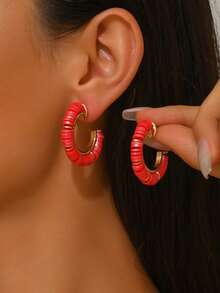 1 Đôi bông tai hình chữ C thủ công DIY bằng nhựa màu sô cô la nhiều màu sắc, thanh lịch, thích hợp cho phụ nữ đeo trong các bữa tiệc và dạ hội để phối cùng trang phục đẹp. Một số chất liệu được làm từ hỗn hợp nhựa và mảnh vỏ sò, vì vậy kích thước và màu sắc có thể khác nhau. Màu sắc của mảnh vỏ sò là ngẫu nhiên. Mới bổ sung thêm bông tai hình chữ C màu đỏ rượu vang với đường vuông và ngọc trai màu be, nhựa có nhiều tông màu và hoa văn, mỗi họa tiết hoa đều độc đáo. - Bông tai màu đỏ AB - Xem 4