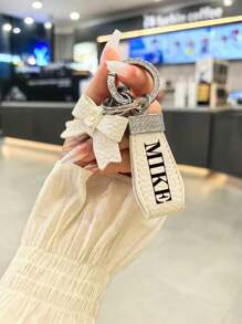 1pc Customized Colorful Text Fashion PU Leather & Metal Car Key Chain, Retro Style Keyring With Butterfly Decor To Prevent Key Losing, For Women