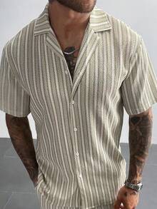 Camisa casual de vacaciones para hombres, adecuada para viajes a la playa, con textura de jacquard de punto de crochet a rayas verticales multicolor en estilo bohemio, de manga corta, para vacaciones casuales en estilo INS - Multicolor - Ver 3