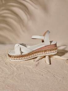 Tropiscape Giày sandal đế xuồng hở mũi quai ngang đính đinh tán dành cho nữ, giày cao gót đế dày kiểu dáng nghỉ dưỡng thanh lịch màu trắng, thích hợp cho kỳ nghỉ, thư giãn, đi biển, mùa thu đông, phong cách cottagecore, trang phục mùa hè. - trắng - Xem 4