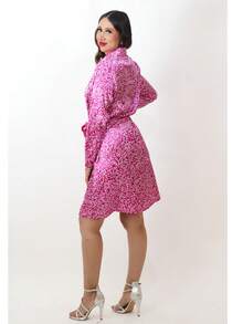 Vestido corto camisero de satín con estampado animal print, diseño elegante y moderno con manga larga y cinturón fajón, ideal para mujeres con estilo look sofisticado y cómodo para el día a día o eventos casuales ,vestido de moda femenina juvenil y señora, prenda versátil para oficina, salidas, cenas o reuniones vestido satinado con corte favorecedor y estampado salvaje tipo leopardo  actual en vestidos largos y cortos para mujer ,ideal para combinar con botas, tacones o zapatillas ,diseño que realza la figura y aporta un toque chic, glam y sexy sin esfuerzo – vestido con botones al frente estilo camisero y manga con puño moda para mujeres modernas, coquetas y seguras de sí mismas. - Rosa Fucsia - Ver 4