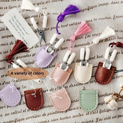 便携式迷你不锈钢剪刀套装，适合旅行和手工制作，配有保护套和流苏装饰，是剪线、布料、纸张、刺绣、编织、钩编、十字绣等的精准工具，也是不可或缺的缝纫配件。