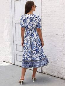 Vestido de mujer con escote cuadrado y manga corta con estampado de porcelana multicolor azul y blanco, elegante vestido midi fluido, mangas cortas, escote en V, cintura con volantes - Azul - Ver 2