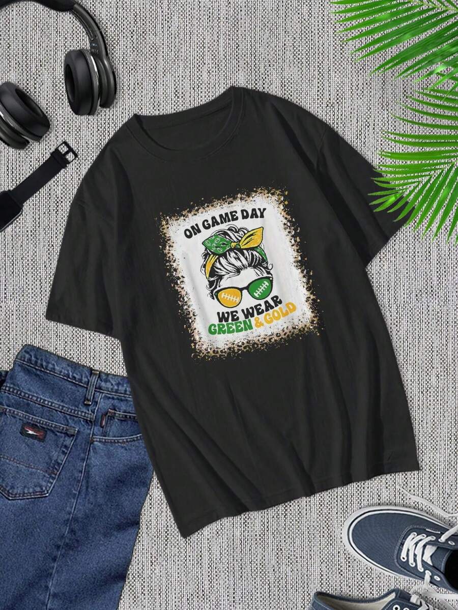 Camiseta de fútbol con moño desordenado verde y dorado para hombre y mujer - Ropa para el día del partido - ¡Muestra el espíritu de tu equipo! Perfecta para la temporada de fútbol - Negro - Ver 1