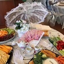 1把优雅白色蕾丝婚礼伞，浪漫新娘蕾丝阳伞，完美的婚礼仪式、派对、新娘送礼会、生日、单身派对、婚礼照相亭、婚礼用品的摄影道具，防晒，坚固的防风手柄，适合家居、房间、婚礼装饰 - 白色 - 查看 7