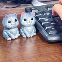 1 pieza, Decoraciones realistas de gatito para patios y jardines. Artesanías de resina de gatito adorable. Adornos decorativos de gatos domésticos para jardines y paisajes. Esculturas de animales únicas y especializadas como artículos para exteriores. Un gato tomando el sol en el césped. Hadas de gatito entre los arbustos de flores. Regalos ideales para inauguración de casa y regalos de cumpleaños para novias.