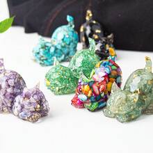 1 件天然水晶雕刻疗愈猫饰品，适合家居装饰水晶礼物或作为口袋装饰的疗愈冥想石，可爱的猫饰品，带有水晶碎石滴胶和上翘尾巴，办公室、家居、客厅的桌面装饰饰品，动物装饰饰品，树脂包裹的天然宝石，尾巴上翘的猫饰品，石头和树脂材料 - 彩色 - 查看 7