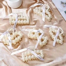1/4/6 Stücke zufällige Styles Brautjungfern-Vorschlag-Geschenke Perlen Brautjungfern Haarklammern 9,5 cm große Haarklammern Junggesellinnen-Abschiedsparty Geschenke Brautparty Geschenke Haarzubehör, Kunstperle Brautjungfern Haarzubehör für Brautjungfern Vorschlag Geschenke (ohne Band)