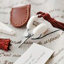 便携式迷你不锈钢剪刀套装，适合旅行和手工制作，配有保护套和流苏装饰，是剪线、布料、纸张、刺绣、编织、钩编、十字绣等的精准工具，也是不可或缺的缝纫配件。 - 彩色 - 查看 8