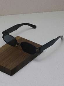 一副小方框金属时尚眼镜，简约时尚，适合日常户外使用