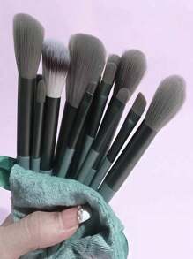 15 pièces Ensemble de pinceaux de maquillage, 13 pinceaux de maquillage et 2 éponges de maquillage, utilisation double humide et sèche, outils de maquillage essentiels, cadeau idéal pour Noël, Nouvel An, Fête des Mères, Remise des diplômes