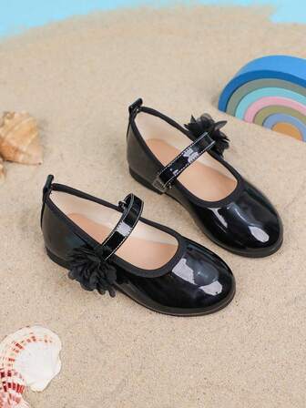 时尚女童真皮鞋，纯色亮面软底儿童平底鞋，饰有花朵图案，适合女童户外穿着。