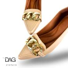 Sapatilha Feminina Carolina Bico Afinado Corrente Três Elos | Pele Areia – leve, neutra, casual, facil, Sapatilha bico fino