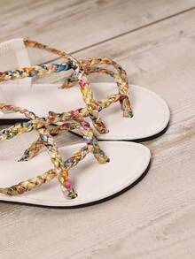Nuevas sandalias planas con diseño de tira trenzada de cruce enérgico, sandalias de estilo bohemio con punta descubierta y tacón plano de patrones coloridos para uso diario en primavera/verano, en blanco fresco, marrón cálido y negro frío - Blanco - Ver 7