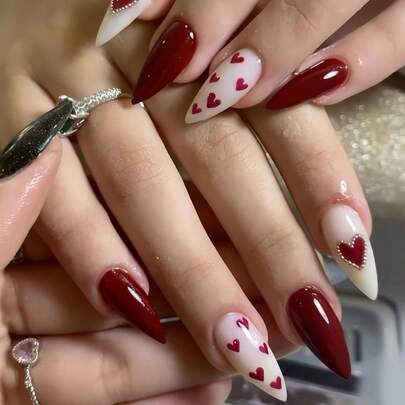 24片中号杏仁形极简3D爱心樱桃红假指甲，为您的美甲增添浪漫气息。这款全覆盖假指甲套装包含1张粘性贴纸和1个迷你指甲锉，适合情人节、母亲节、派对、约会和日常佩戴。指甲胶水随机发货。美甲用品