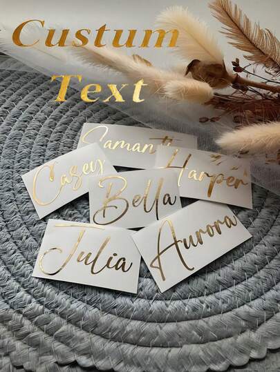 1 autocolant personalizat cu text/nume, potrivit pentru toate suprafețele netede, finisaj mat, de unică folosință, disponibil în auriu, alb, negru, roz, galben, roșu, verde, holografic colorat, poate fi aplicat pe mașini BMW, Benz, Audi, nu va deteriora vopseaua, aplicabil pentru bare de protecție auto, geamuri, scaune pentru pasageri, identificare regină, motociclete, căști de camion, autocolante și orice suprafață plană pentru personalizare, modă pentru întoarcerea la școală, ambianță caldă, reîmprospătare a casei de toamnă, decorațiuni de Crăciun, armonie a casei, decor de birou.