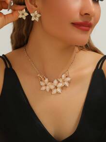 Un conjunto de collares y pulseras de estilo exagerado de vacaciones en la playa con estrellas de mar, conchas y perlas, de Europa y América