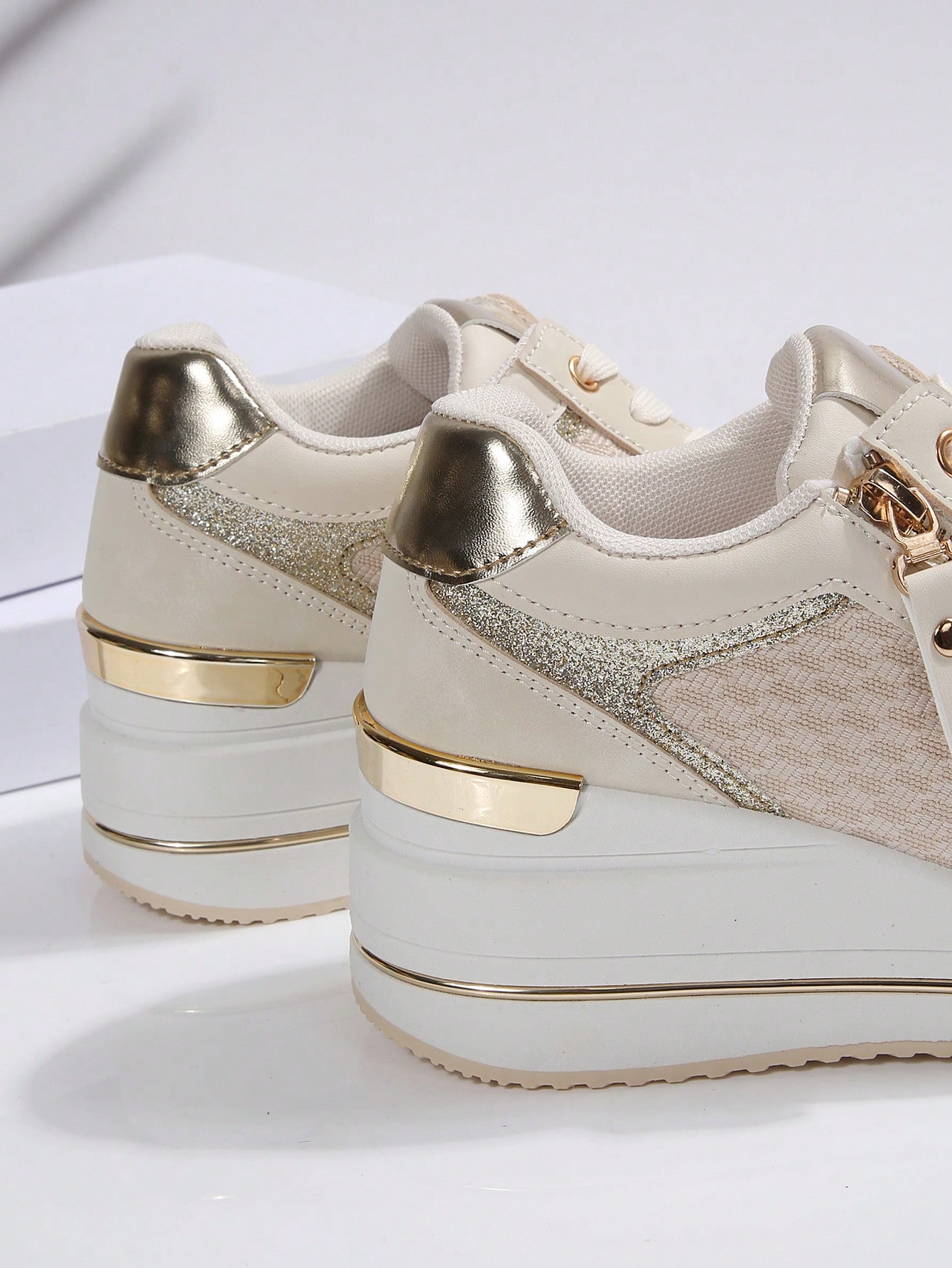 أحذية رياضية للنساء مطبوعة بالبريق للاستخدام الخار...