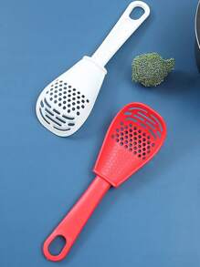 Cuchara multiusos para cocina, que sirve para moler, triturar y escurrir, además de rallar jengibre y ajo, batir huevos, separar proteínas, aplastar patatas y ser una espátula para freír